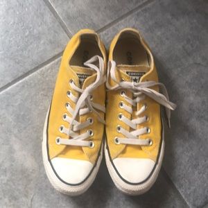 Yellow lowtop converse